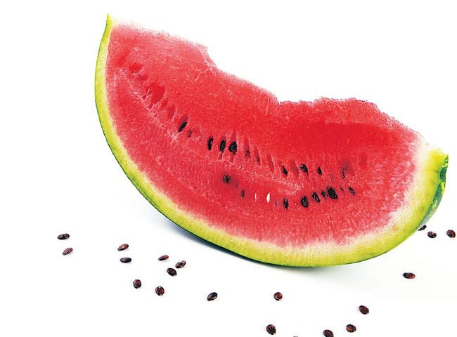 ये पांच फल चमकाएंगे आपके दांत