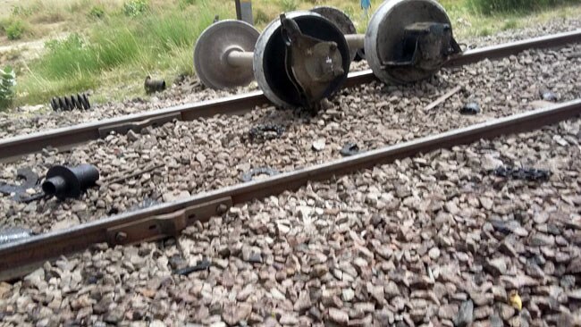 पटरी से उतरे मूरी एक्सप्रेस के 10 डिब्बे, देख‍िए तस्वीरें