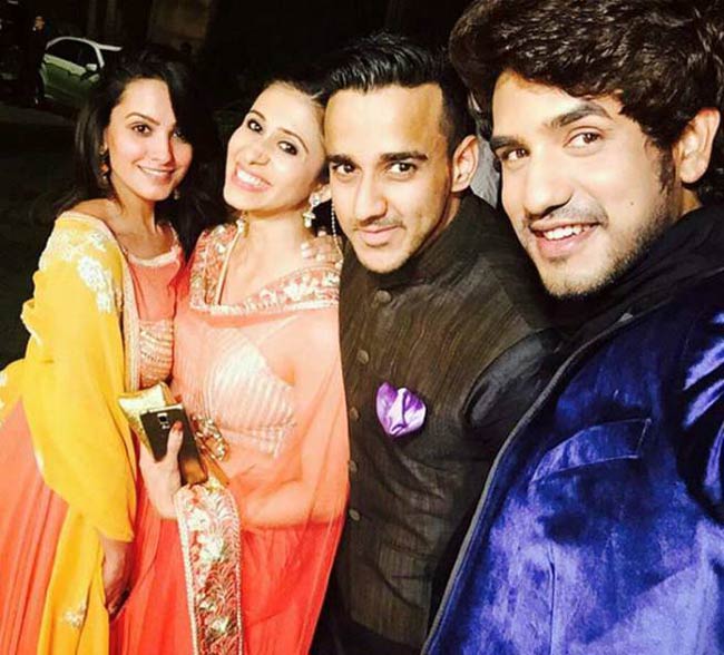 टीवी एक्टर करण पटेल अंकिता भारगव से शादी के बंधन में बंधे, देखें तस्वीरें