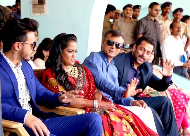 अर्पिता के रिसेप्शन में  हिमाचल पहुंचे सलमान, देखें तस्वीरें