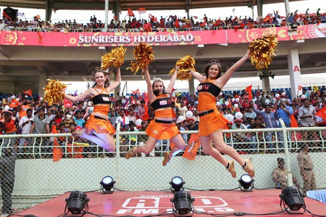 IPL-8: 'विवादों' के बीच देसी तड़के के साथ विदेशी चीयरलीडर्स