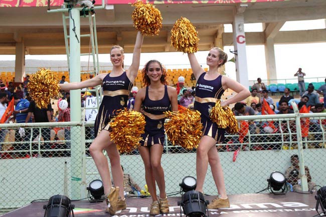 IPL-8: 'विवादों' के बीच देसी तड़के के साथ विदेशी चीयरलीडर्स