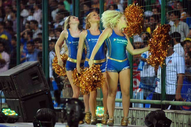 IPL-8: 'विवादों' के बीच देसी तड़के के साथ विदेशी चीयरलीडर्स