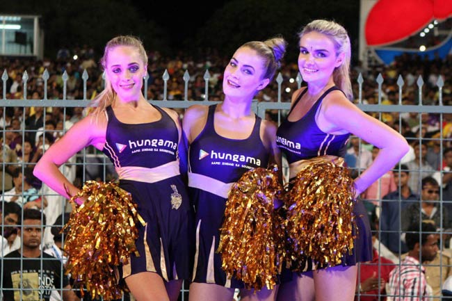 IPL-8: 'विवादों' के बीच देसी तड़के के साथ विदेशी चीयरलीडर्स