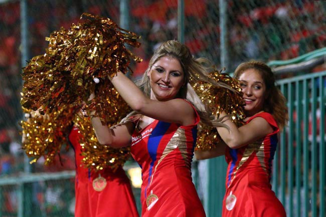 IPL-8: 'विवादों' के बीच देसी तड़के के साथ विदेशी चीयरलीडर्स