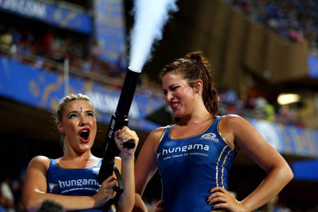 IPL-8: 'विवादों' के बीच देसी तड़के के साथ विदेशी चीयरलीडर्स