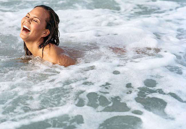 सुपरमॉडल क्रिसी टाइगन ने पति संग करवाया बोल्ड फोटोशूट