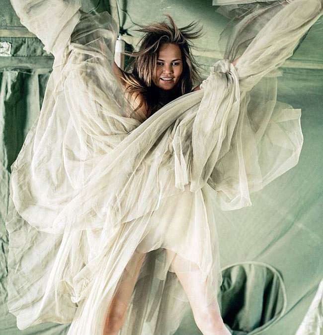 सुपरमॉडल क्रिसी टाइगन ने पति संग करवाया बोल्ड फोटोशूट