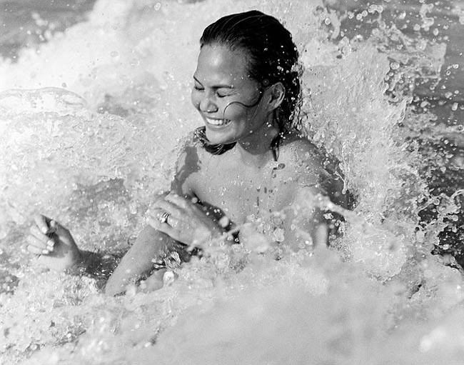 सुपरमॉडल क्रिसी टाइगन ने पति संग करवाया बोल्ड फोटोशूट