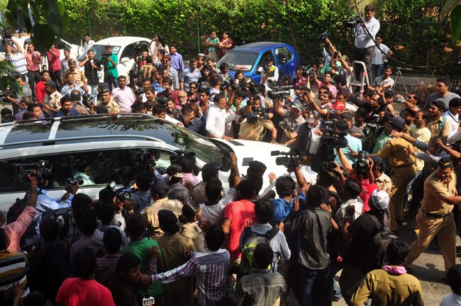 Hit & Run case: फैसले के दिन सुबह से शाम ऐसे नजर आए 'भाईजान'