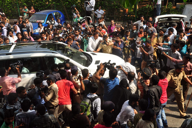 Hit & Run case: फैसले के दिन सुबह से शाम ऐसे नजर आए 'भाईजान'