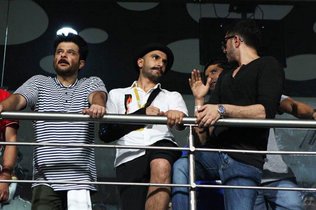 धोनी की पत्नी का 'माही' टैटू, नानी के साथ नजर आई जिवा