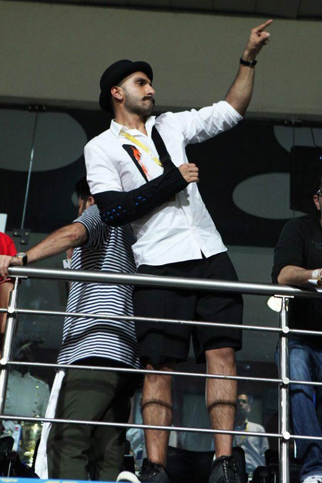 धोनी की पत्नी का 'माही' टैटू, नानी के साथ नजर आई जिवा