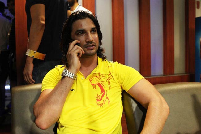 धोनी की पत्नी का 'माही' टैटू, नानी के साथ नजर आई जिवा