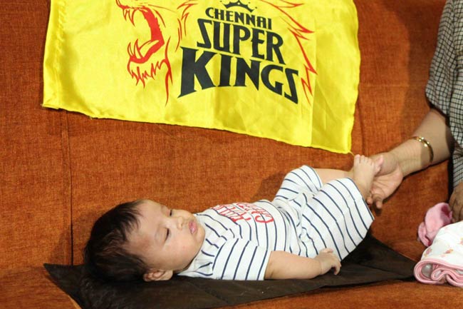 धोनी की पत्नी का 'माही' टैटू, नानी के साथ नजर आई जिवा