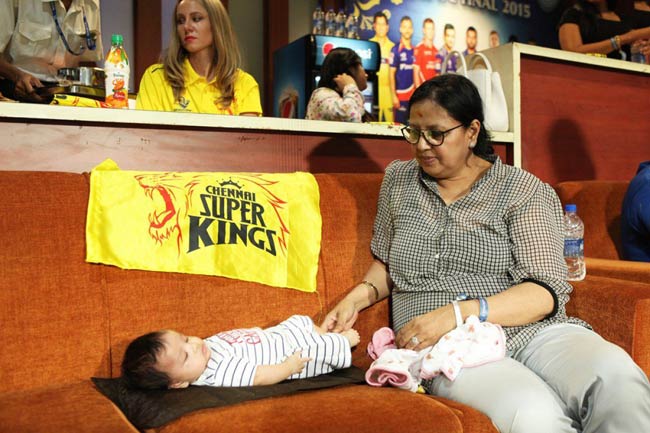 धोनी की पत्नी का 'माही' टैटू, नानी के साथ नजर आई जिवा