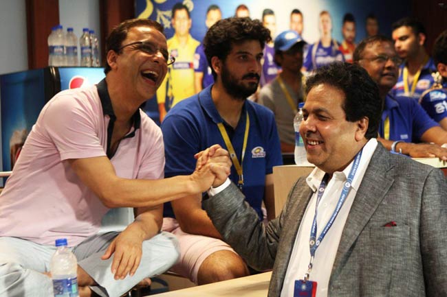 धोनी की पत्नी का 'माही' टैटू, नानी के साथ नजर आई जिवा