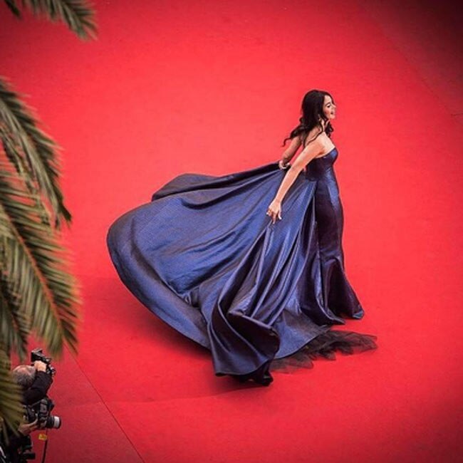 मल्लिका शेरावत ने पहनी ऐसी ड्रेस कि सब देखते रह गए, देखें तस्वीरें