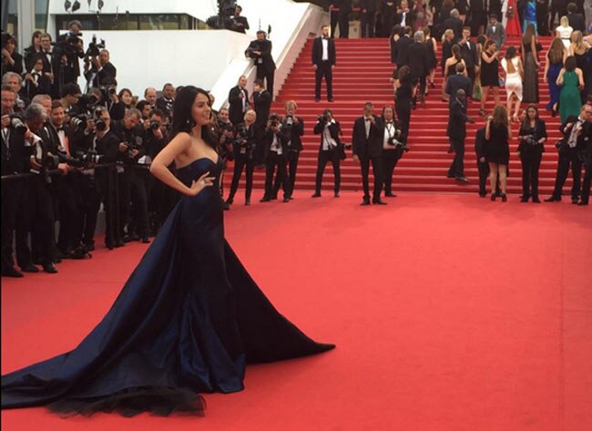 मल्लिका शेरावत ने पहनी ऐसी ड्रेस कि सब देखते रह गए, देखें तस्वीरें