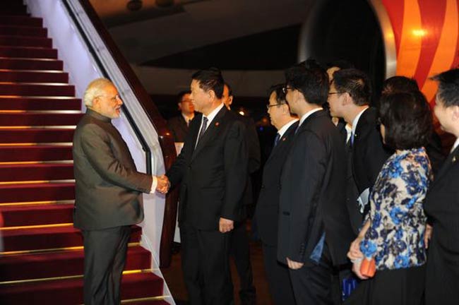 बीजिंग से शंघाई पहुंचने पर PM मोदी का भव्य स्वागत