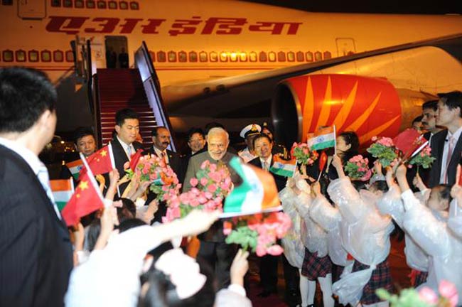 बीजिंग से शंघाई पहुंचने पर PM मोदी का भव्य स्वागत