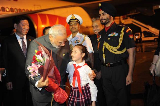 बीजिंग से शंघाई पहुंचने पर PM मोदी का भव्य स्वागत
