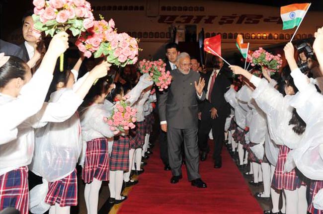 बीजिंग से शंघाई पहुंचने पर PM मोदी का भव्य स्वागत