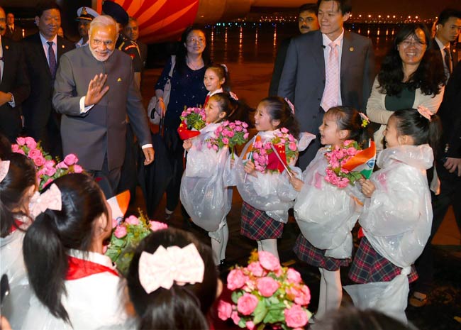 बीजिंग से शंघाई पहुंचने पर PM मोदी का भव्य स्वागत