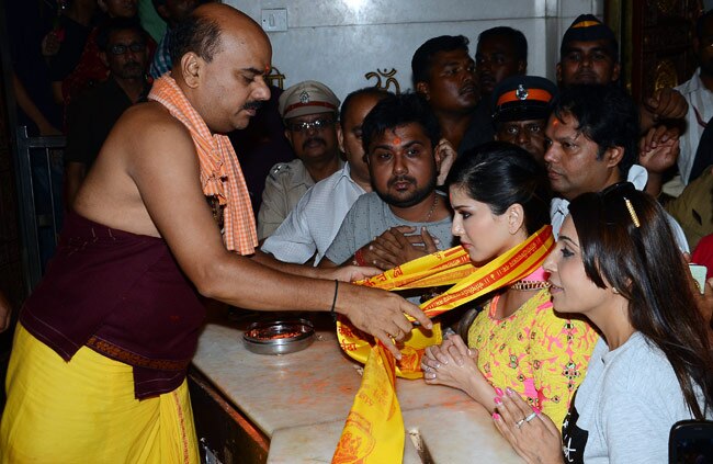 सनी लियोन पहुंची  सिद्धि विनायक मंदिर, देखें तस्वीरें