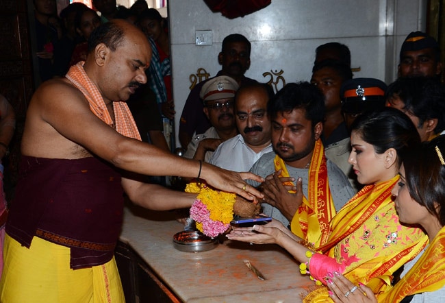 सनी लियोन पहुंची  सिद्धि विनायक मंदिर, देखें तस्वीरें