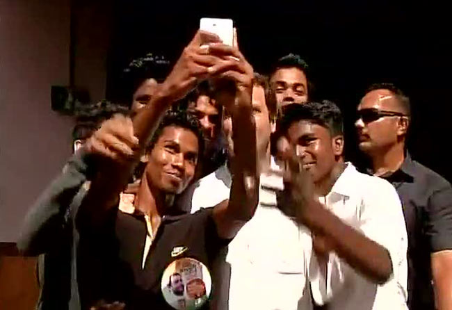 केरल में दिल खोलकर सबसे मिले राहुल गांधी, Selfie ली, मछली खाई