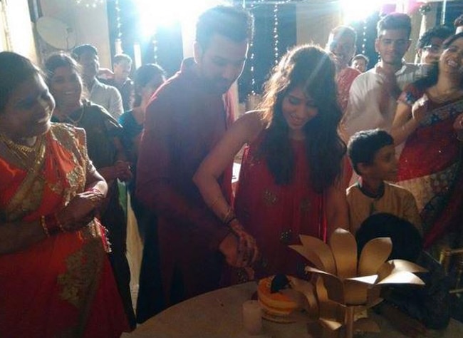 रोहित-रितिका की सगाई की तस्वीरें...