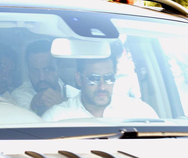 सलमान के घर सितारों का लगा तांता, देखें तस्वीरें