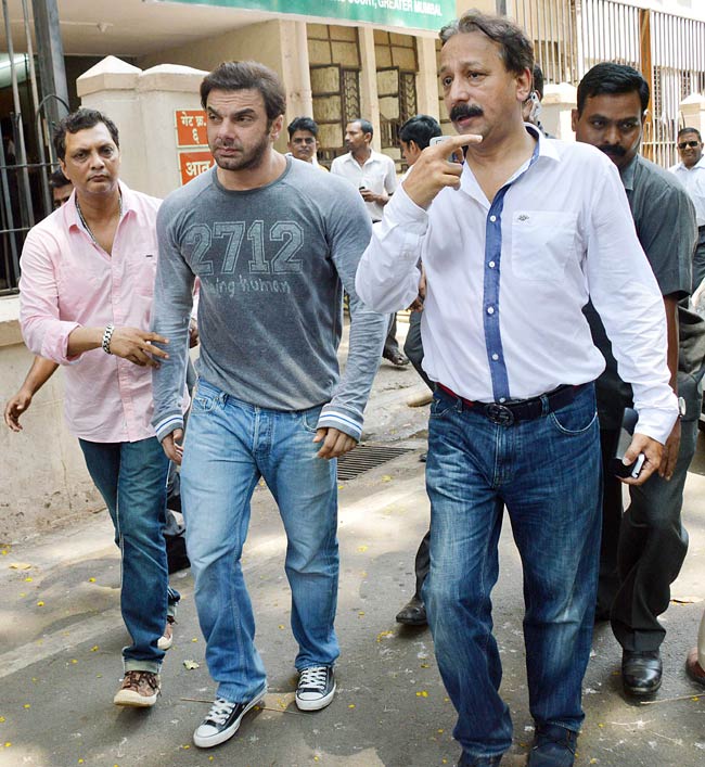 सलमान के घर सितारों का लगा तांता, देखें तस्वीरें