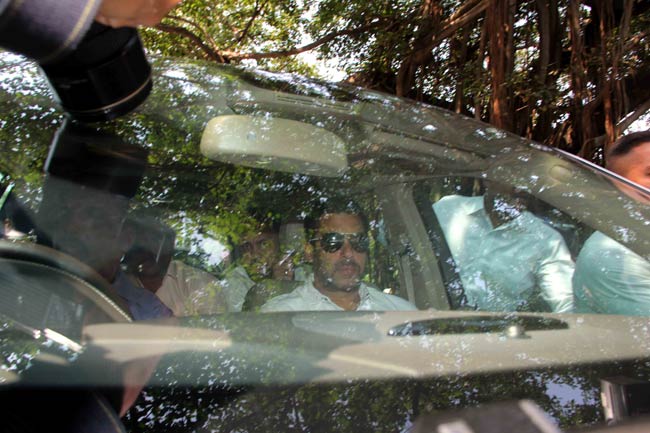 सलमान के घर सितारों का लगा तांता, देखें तस्वीरें