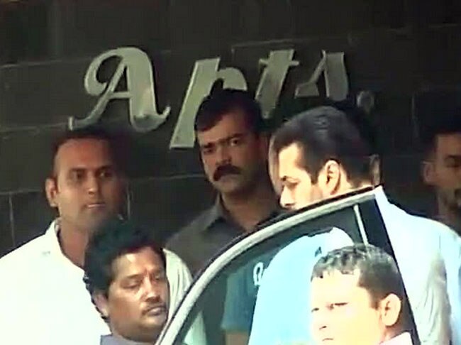 गली में आज सलमान निकला, देखें तस्वीरें