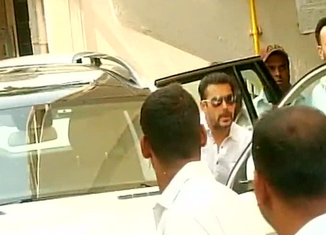 Hit & Run case: फैसले के दिन सुबह से शाम ऐसे नजर आए 'भाईजान'