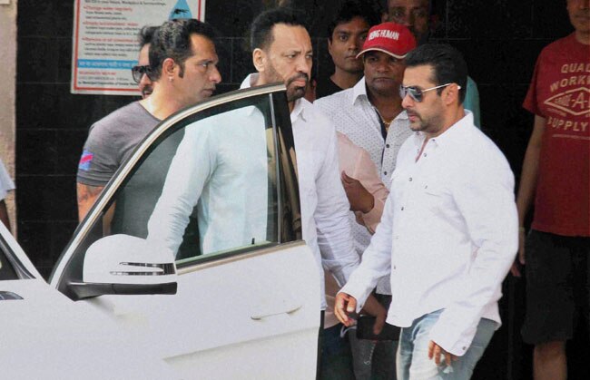 Hit & Run case: फैसले के दिन सुबह से शाम ऐसे नजर आए 'भाईजान'