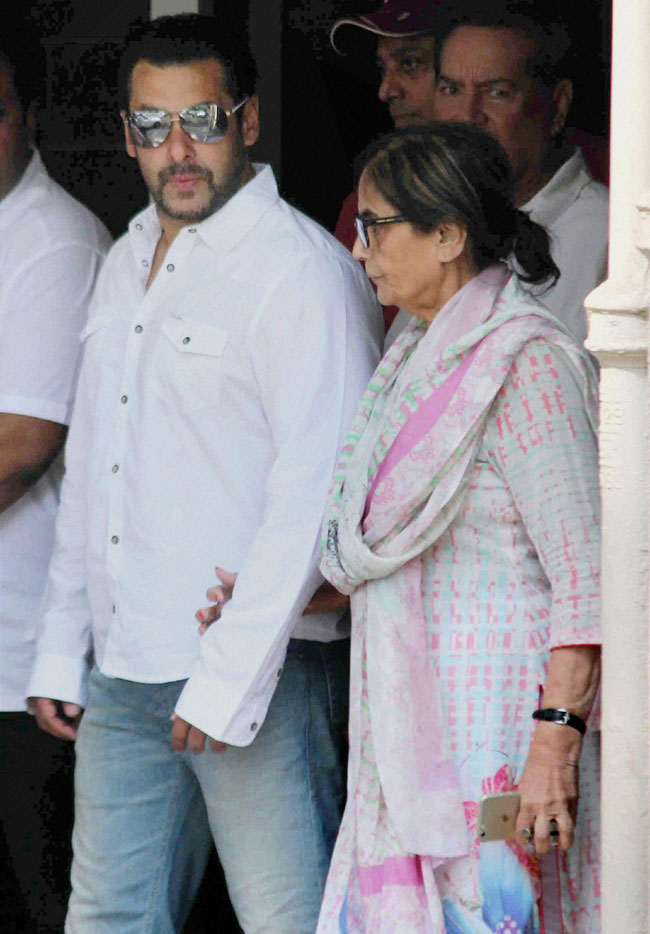 Hit & Run case: फैसले के दिन सुबह से शाम ऐसे नजर आए 'भाईजान'