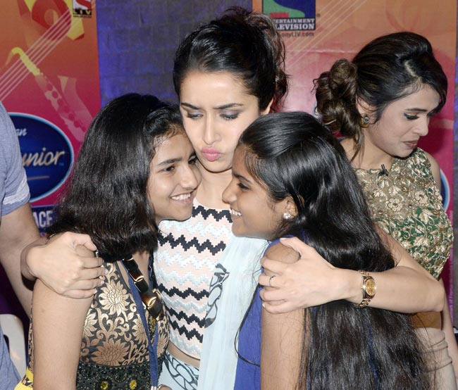 इंडियन आइडल जूनियर के सेट पर पहुंचे वरुण धवन और श्रद्धा कपूर