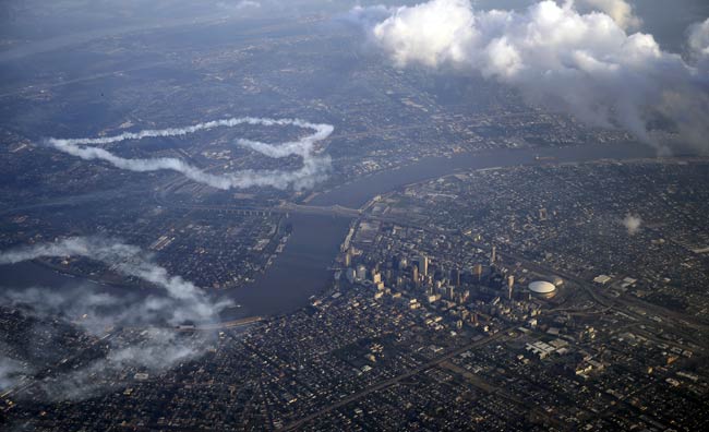 स्काइराइटर्स ने आसमान में लिखे लव मैसेज