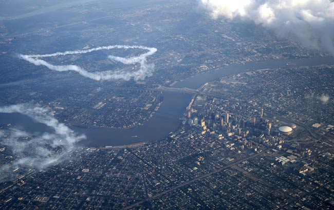 स्काइराइटर्स ने आसमान में लिखे लव मैसेज