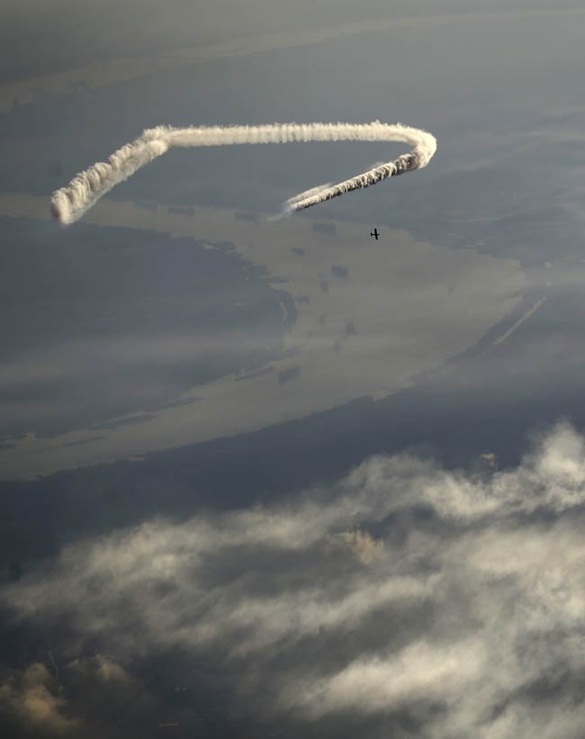 स्काइराइटर्स ने आसमान में लिखे लव मैसेज