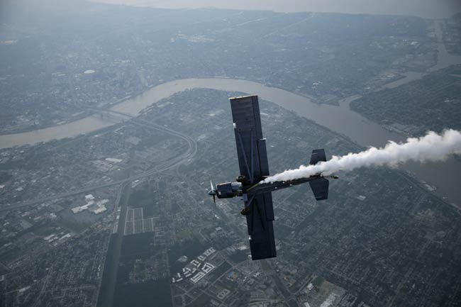 स्काइराइटर्स ने आसमान में लिखे लव मैसेज