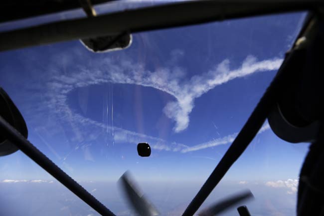 स्काइराइटर्स ने आसमान में लिखे लव मैसेज