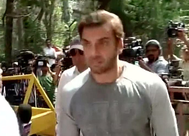 Hit & Run case: फैसले के दिन सुबह से शाम ऐसे नजर आए 'भाईजान'