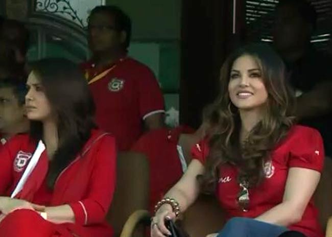 IPL क्रिकेट ग्राउंड में सनी लियोन ने की कमेंट्री, देखें तस्वीरें