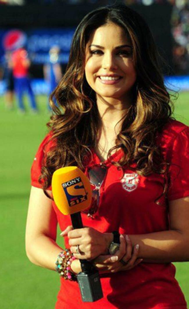 IPL क्रिकेट ग्राउंड में सनी लियोन ने की कमेंट्री, देखें तस्वीरें