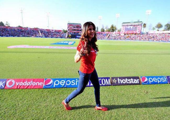 IPL क्रिकेट ग्राउंड में सनी लियोन ने की कमेंट्री, देखें तस्वीरें