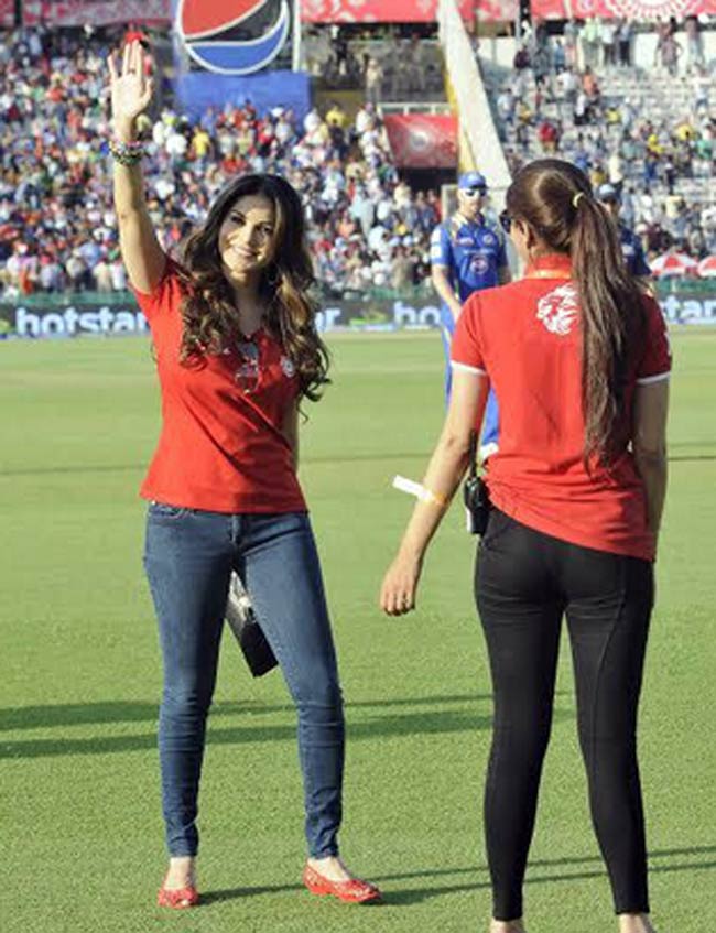 IPL क्रिकेट ग्राउंड में सनी लियोन ने की कमेंट्री, देखें तस्वीरें